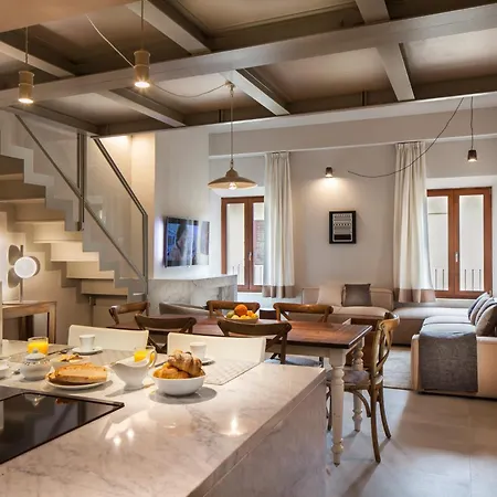 Penthouse In Siena's Heart With Elevator & Parking Siena