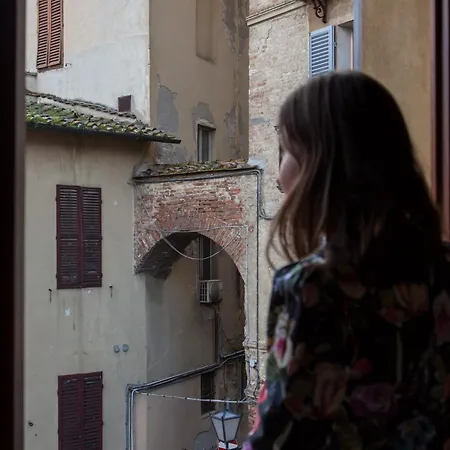 Penthouse In Siena's Heart With Elevator & Parking شقة *